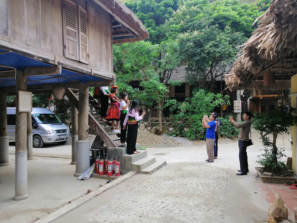 Thuê xe 16 chỗ Hà Nội đi Mai Châu Hòa Bình, team building đoàn đông người đến tận bản