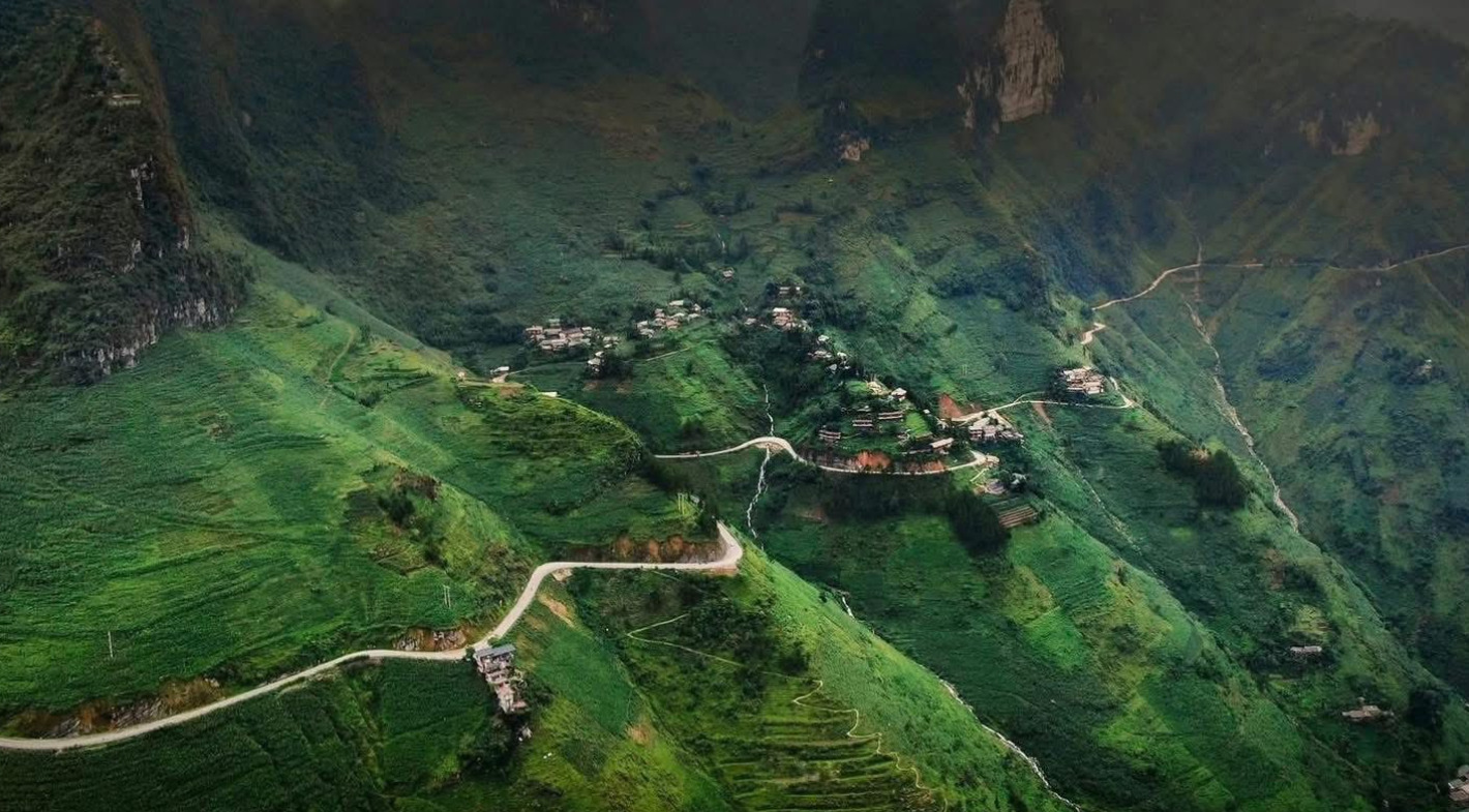 Thuê xe 16 chỗ Hà Nội đi Hà Giang tham quan đèo Mã Pí Lèng và Cột cờ Lũng Cú