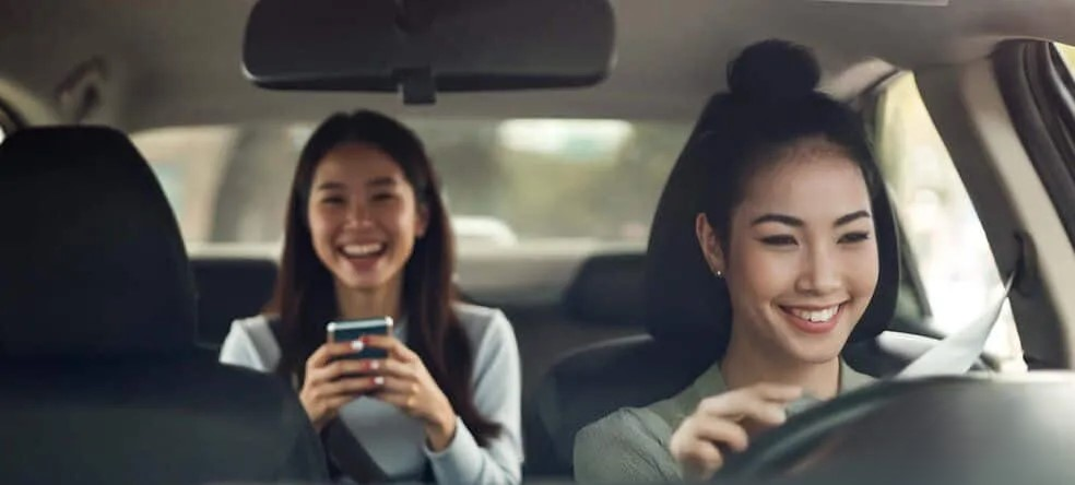 Đoàn khách thư giãn thoải mái trên xe 16 chỗ có tài xế trong chuyến du lịch nhóm