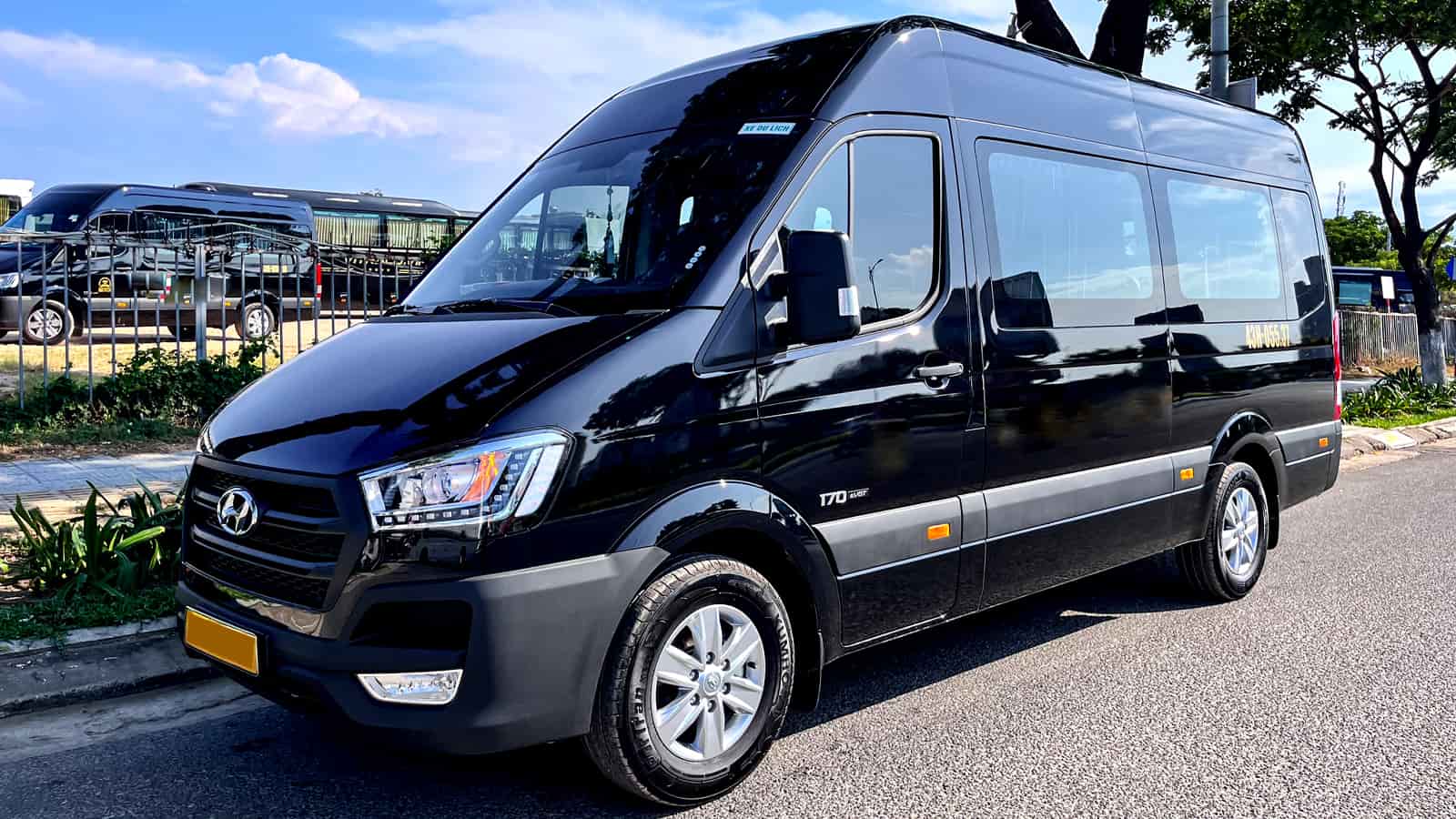 Thuê xe 16 chỗ có tài xế là gì và khi nào nên chọn?